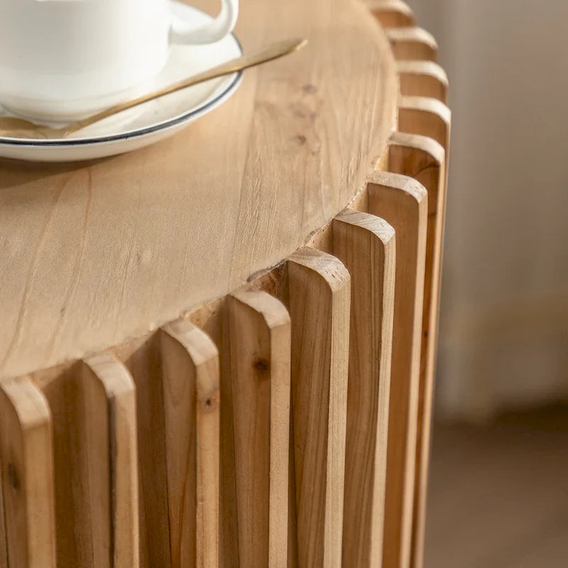 Table basse cylindrique de style rétro avec motif en relief texturé vertical